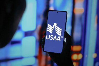10 Eylül 2024, Paraguay. Bu resimde, Birleşik Hizmetler Otomobil Birliği (USAA) logosu akıllı telefon ekranında gösterilir.