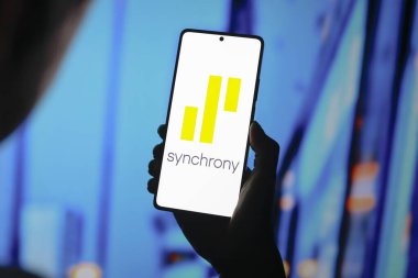 10 Eylül 2024, Paraguay. Bu resimde, Synchrony Financial logosu akıllı telefon ekranında görüntülenir