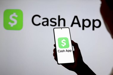 11 Eylül 2024, Paraguay. Bu resimde, Cash App logosu bir akıllı telefon ve arka planda görüntülenir