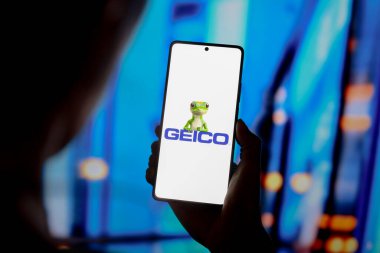 12 Eylül 2024, Paraguay. Bu resimde, Devlet Çalışanları Sigorta Şirketi (Geico) logosu akıllı telefon ekranında sergilenmektedir.