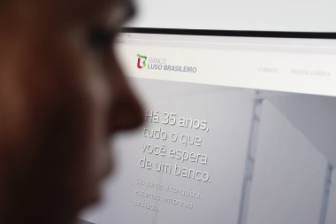 16 Eylül 2024, Brezilya. Bu resimde, Banco Luso Brasileiro internet bankacılığına erişen biri var. Banka 1988 yılında kurulmuş ve merkezi So Paulo şehrinde bulunmaktadır..