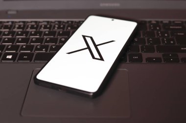 19 Eylül 2024, Brezilya. Bu resimde, X (eski Twitter) logosu akıllı telefon ekranında görüntülenir