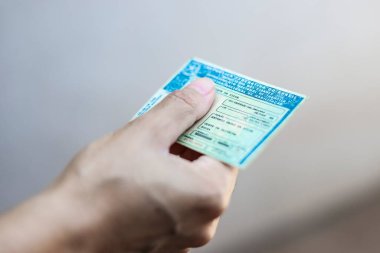 Adamın Ulusal Ehliyeti (CNH) var. Brezilya 'nın resmi belgesi, bir vatandaşın kara araçları sürebilme yeteneğini kanıtlıyor.