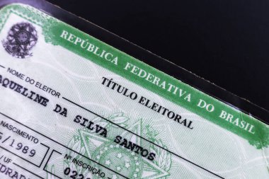 Seçmen Lisansı (Ttulo Eleitoral). Bu belge, kişinin Brezilya seçimlerinde oy kullanabileceğini kanıtlıyor. Fotoğraf seçim kartı (seçmen kimliği).