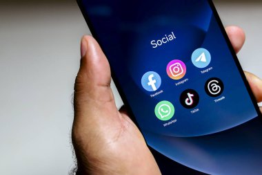 8 Ekim 2024, Brezilya. Bu resimde, Facebook, Instagram, WhatsApp, TikTok ve Threads uygulamalarının logosu akıllı telefon ekranında gösteriliyor.