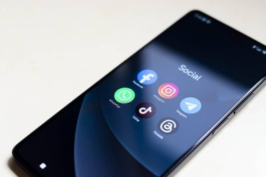 8 Ekim 2024, Brezilya. Bu resimde, Facebook, Instagram, WhatsApp, TikTok ve Threads uygulamalarının logosu akıllı telefon ekranında gösteriliyor