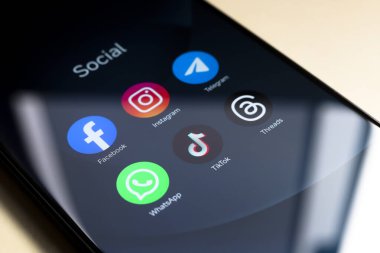 8 Ekim 2024, Brezilya. Bu resimde, Facebook, Instagram, WhatsApp, TikTok ve Threads uygulamalarının logosu akıllı telefon ekranında gösteriliyor