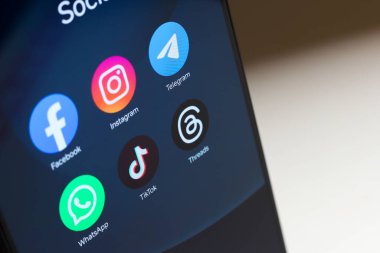 8 Ekim 2024, Brezilya. Bu resimde, Facebook, Instagram, WhatsApp, TikTok ve Threads uygulamalarının logosu akıllı telefon ekranında gösteriliyor