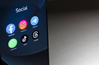 8 Ekim 2024, Brezilya. Bu resimde, Facebook, Instagram, WhatsApp, TikTok ve Threads uygulamalarının logosu akıllı telefon ekranında gösteriliyor