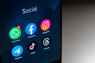 8 Ekim 2024, Brezilya. Bu resimde, Facebook, Instagram, WhatsApp, TikTok ve Threads uygulamalarının logosu akıllı telefon ekranında gösteriliyor