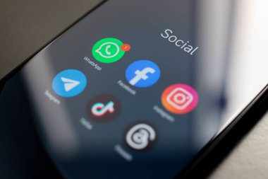 8 Ekim 2024, Brezilya. Bu resimde, Facebook, Instagram, WhatsApp, TikTok ve Threads uygulamalarının logosu akıllı telefon ekranında gösteriliyor