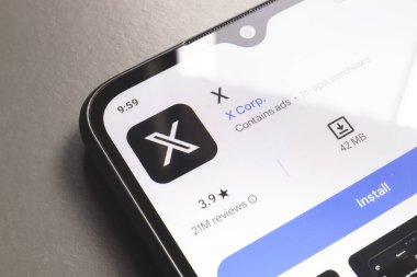11 Ekim 2024, Brezilya. Bu fotoğraf illüstrasyonunda, X (Twitter) uygulama logosu akıllı telefon ekranında görüntülenir