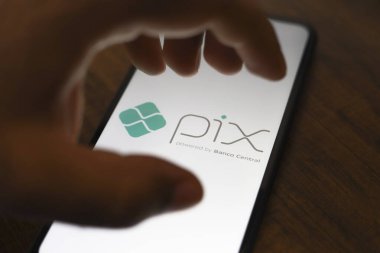 14 Ekim 2024, Brezilya. Pix logosu akıllı telefon ekranında sergileniyor. Brezilya 'da ani para transferi ve elektronik ödeme modu