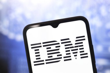 17 Ekim 2024, Portekiz. Bu resimde, Uluslararası İş Makineleri Şirketi (IBM) logosu akıllı telefon ekranında görüntülenmektedir.