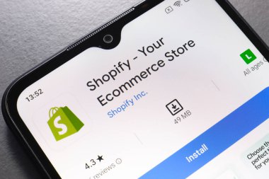 22 Ekim 2024, Brezilya. Bu resimde, Shopify uygulamasının logosu akıllı telefon ekranında görüntülenir