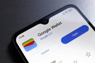 24 Ekim 2024, Portekiz. Bu fotoğraf illüstrasyonunda, Google Cüzdan uygulama logosu bir akıllı telefon ekranında görüntülenir