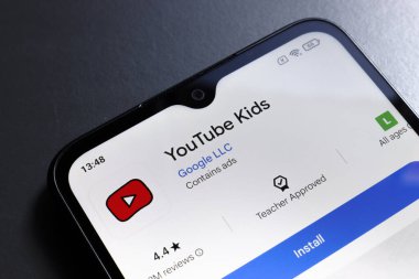 24 Ekim 2024, Portekiz. Bu fotoğraf illüstrasyonunda, YouTube Çocuklar uygulamasının logosu akıllı telefon ekranında görüntülenir