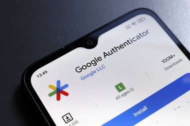 24 Ekim 2024, Portekiz. Bu fotoğraf illüstrasyonunda, Google Authenticator uygulama logosu bir akıllı telefon ekranında görüntülenir
