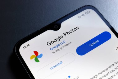 24 Ekim 2024, Portekiz. Bu fotoğraf illüstrasyonunda, Google Photos uygulama logosu bir akıllı telefon ekranında görüntülenir