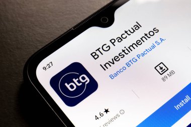 25 Ekim 2024, Brezilya. Bu resimde, BTG Pactual uygulama logosu bir akıllı telefon ekranında görüntülenir