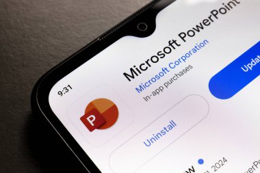 25 Ekim 2024, Brezilya. Bu resimde, Microsoft PowerPoint uygulama logosu bir akıllı telefon ekranında görüntülenir