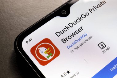 25 Ekim 2024, Brezilya. Bu resimde, DuckDuckGo uygulama logosu akıllı telefon ekranında görüntülenir
