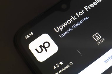 25 Ekim 2024, Brezilya. Bu fotoğraf illüstrasyonunda, Upwork uygulamasının logosu akıllı telefon ekranında görüntülenir