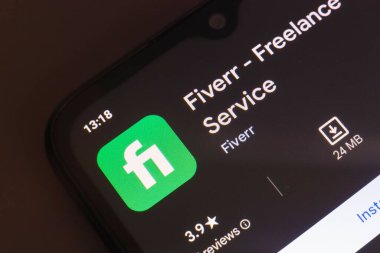 25 Ekim 2024, Brezilya. Bu resimde, Fiverr uygulamasının logosu akıllı telefon ekranında görüntülenir