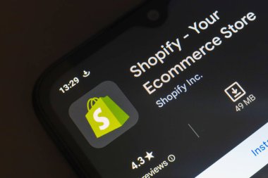 25 Ekim 2024, Brezilya. Bu resimde, Shopify uygulamasının logosu akıllı telefon ekranında görüntülenir