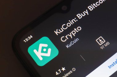 25 Ekim 2024, Brezilya. Bu resimde, KuCoin uygulamasının logosu akıllı telefon ekranında görüntülenir