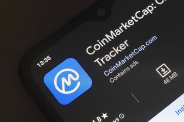 25 Ekim 2024, Brezilya. Bu resimde, CoinMarketCap uygulamasının logosu akıllı telefon ekranında görüntülenir