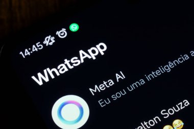 26 Ekim 2024, Brezilya. Meta-AI-WhatsApp 'ın akıllı telefon ekranında gösterilen yapay zeka aracı. Yeni özellik metinler oluşturma, etkinlikleri planlama ve resimler oluşturma vaadinde bulunuyor