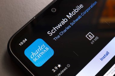 29 Ekim 2024, Portekiz. Bu resimde, Charles Schwab Mobil uygulama logosu akıllı telefon ekranında görüntülenir