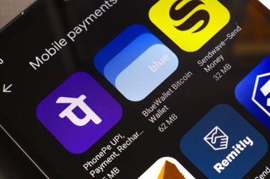 29 Ekim 2024, Portekiz. Bu resimde, PhonePe, Mavi Cüzdan Bitcoin, Sendwave ve Remitly uygulamasının logosu akıllı telefon ekranında görüntülenir.