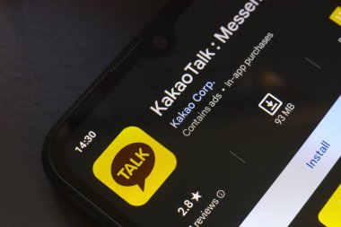 29 Ekim 2024, Brezilya. Bu resimde, KakaoTalk uygulamasının logosu akıllı telefon ekranında görüntülenir