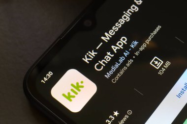 29 Ekim 2024, Brezilya. Bu resimde, Kik Messenger uygulamasının logosu akıllı telefon ekranında görüntülenir