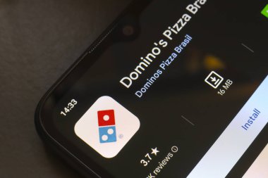 29 Ekim 2024, Brezilya. Bu resimde, Domino 's Pizza uygulamasının logosu akıllı telefon ekranında gösteriliyor.