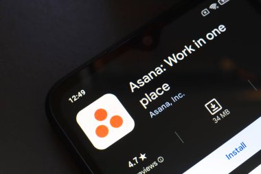 31 Ekim 2024, Brezilya. Bu resimde, Asana: Bir yerde çalışma uygulaması logosu akıllı telefon ekranında görüntülenir