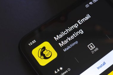 31 Ekim 2024, Brezilya. Bu fotoğraf illüstrasyonunda, Posta Şempanze uygulamasının logosu akıllı telefon ekranında görüntülenir