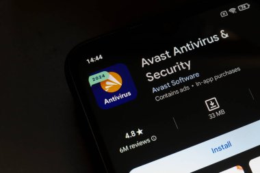 4 Kasım 2024, Brezilya. Bu fotoğraf illüstrasyonunda, Avast Antivirüs & Security uygulama logosu akıllı telefon ekranında görüntülenir.