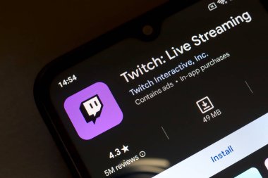 8 Kasım 2024, Brezilya. Bu fotoğraf illüstrasyonunda, Twitch: Canlı Yayın uygulaması logosu akıllı telefon ekranında gösterilir
