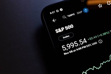 11 Kasım 2024, Brezilya. Bu resimde, S & P 500 borsası akıllı telefon ekranında gösterilir