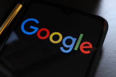 Google logosu 15 Kasım 2024 tarihinde Reno, ABD 'de bir akıllı telefon ekranında gösterilir.