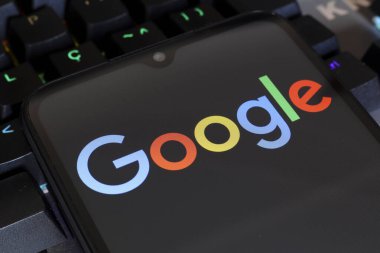Google logosu 15 Kasım 2024 tarihinde Reno, ABD 'de bir akıllı telefon ekranında gösterilir.