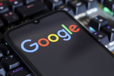 Google logosu 15 Kasım 2024 tarihinde Reno, ABD 'de bir akıllı telefon ekranında gösterilir.