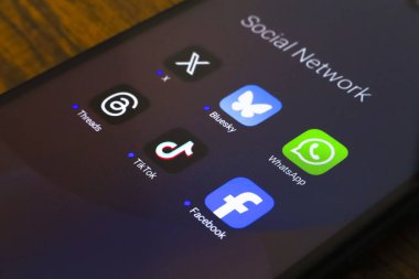 Sosyal ağ X (Twitter), Bluesky, WhatsApp, Threads, TikTok ve Facebook 'un logoları 20 Kasım 2024' te Reno, ABD 'de bir akıllı telefonun ekranında görüntülenmektedir.
