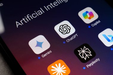 Google Gemini, ChatGPT, Microsoft Copilot, Claude by Anthropic, Perplexity and Bing uygulamalarının logoları 21 Kasım 2024 'te Reno, ABD' de bir akıllı telefon ekranında sergilenmektedir.