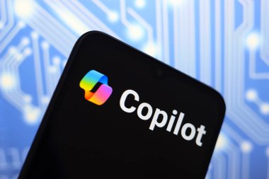 Microsoft Copilot logosu 21 Kasım 2024 'te Reno, ABD' de bir akıllı telefonun ekranında sergilenmektedir.