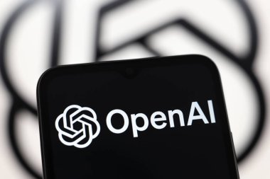 OpenAI logosu bir akıllı telefon ekranında ve 21 Kasım 2024 'te Reno, ABD' deki bir bilgisayar ekranında gösterilir.