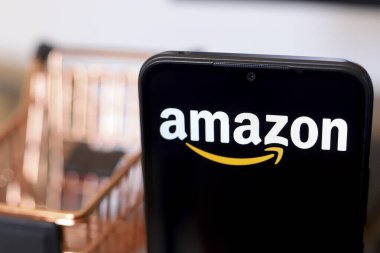 Amazon logosu 26 Kasım 2024 'te Reno, ABD' de bir akıllı telefonun ekranında göründü.